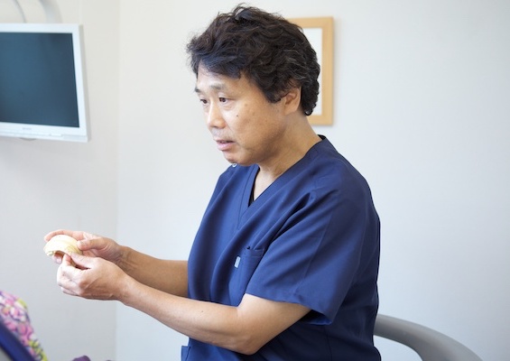 日本歯周病学会専門医が治療を担当します